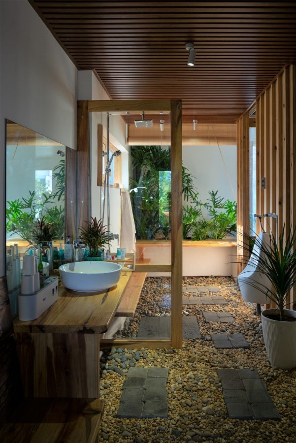 Thiết kế phòng tắm theo không gian mở, trong đó sàn nhà kết hợp đá và sỏi cùng nhiều cây xanh mang đến cảm giác gần gũi thiên nhiên cho gia chủ.