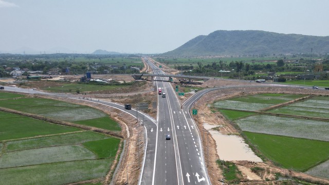 Tại nút giao Ma Lâm với QL28, xe cộ có thể vào TP.Phan Thiết hoặc đi Di Linh - Lâm Đồng